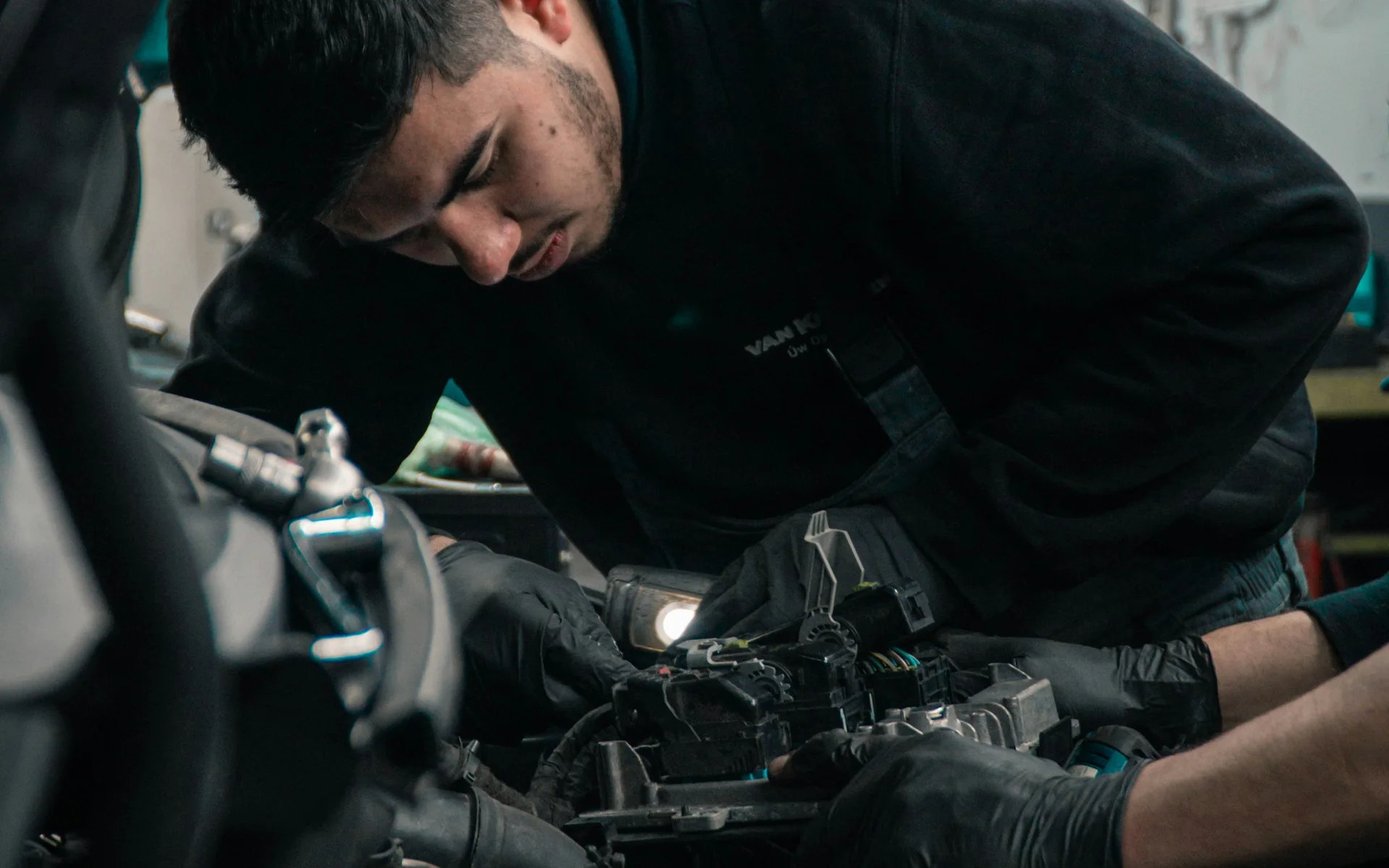 Otomotiv servisinde motor bölümünü kontrol eden teknisyen